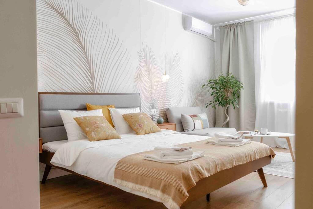 Bright Studio - Top Location - Old Town + Netflix Bukarest Kültér fotó